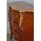 路易十五風格的抽屜櫃，鍍金青銅鑲嵌