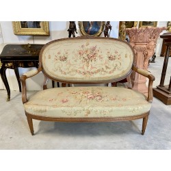 路易十六風格的沙發，搭配奧布松風格的掛毯