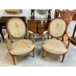 一對路易十六風格的扶手椅與掛毯