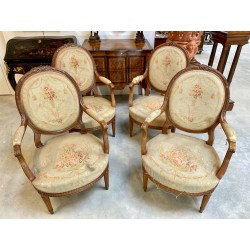 四把路易十六風格的扶手椅，搭配奧布松風格的掛毯