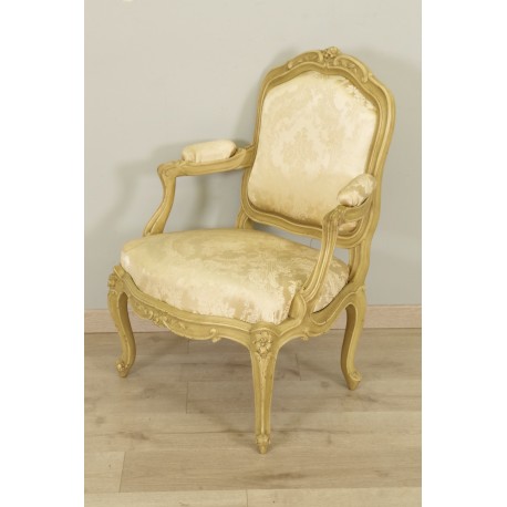 底盤風格路易XV椅子。
